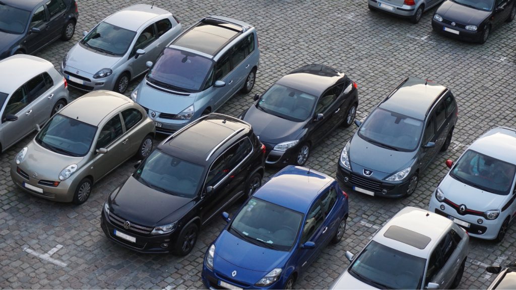 Voiture d'occasion dans un parc automobile